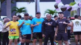 Peserta Fun Run berfoto bersama dengan Marcom Executive Swiss-Belinn Panakkukang, Ikhtiara Mahreta (kanan).