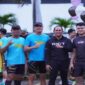Peserta Fun Run berfoto bersama dengan Marcom Executive Swiss-Belinn Panakkukang, Ikhtiara Mahreta (kanan).