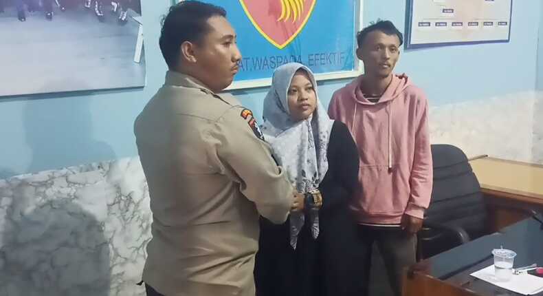 Foto momen permintaan maaf oknum polisi Briptu Afrizal (kiri) kepada guru SDN Borong Makassar, Evawaty Bahtiar (tengah), yang didampingi suaminya (kanan), di Mapolrestabes Makassar.