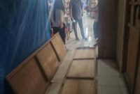 Pintu kios pedagang di Pasar Pekkae tampak sudah terbongkar dan tergeletak di lantai usai diduga dirusak oleh kolektor pasar, Sabtu (16/8/2025).