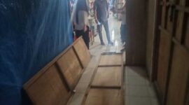 Pintu kios pedagang di Pasar Pekkae tampak sudah terbongkar dan tergeletak di lantai usai diduga dirusak oleh kolektor pasar, Sabtu (16/8/2025).