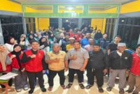 Mahasiswa KKN Unhas Angkatan 114 berfoto bersama perangkat desa, tokoh masyarakat, dan warga Desa Teteaji usai pelaksanaan Seminar Awal di Aula Kantor Desa Teteaji.