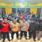 Mahasiswa KKN Unhas Angkatan 114 berfoto bersama perangkat desa, tokoh masyarakat, dan warga Desa Teteaji usai pelaksanaan Seminar Awal di Aula Kantor Desa Teteaji.