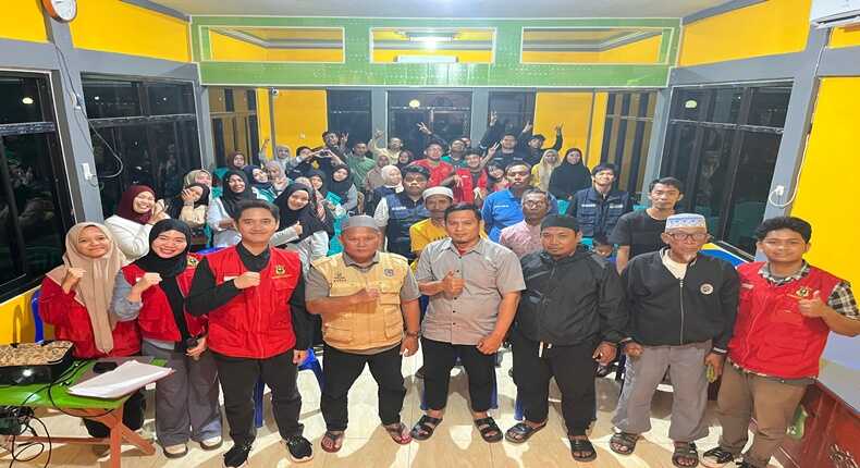 Mahasiswa KKN Unhas Angkatan 114 berfoto bersama perangkat desa, tokoh masyarakat, dan warga Desa Teteaji usai pelaksanaan Seminar Awal di Aula Kantor Desa Teteaji.