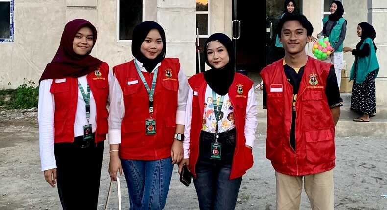 Mahasiswa KKN Unhas Gelombang 114 berfoto bersama usai pelaksanaan lomba 17-an.