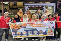 Mahasiswa KKNT UNHAS Gelombang 114 berfoto bersama pelaku UMKM usai mendampingi pembuatan desain promosi produk kuliner di Kelurahan Sumpang Minangae, Parepare.