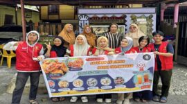 Mahasiswa KKNT UNHAS Gelombang 114 berfoto bersama pelaku UMKM usai mendampingi pembuatan desain promosi produk kuliner di Kelurahan Sumpang Minangae, Parepare.