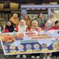 Mahasiswa KKNT UNHAS Gelombang 114 berfoto bersama pelaku UMKM usai mendampingi pembuatan desain promosi produk kuliner di Kelurahan Sumpang Minangae, Parepare.