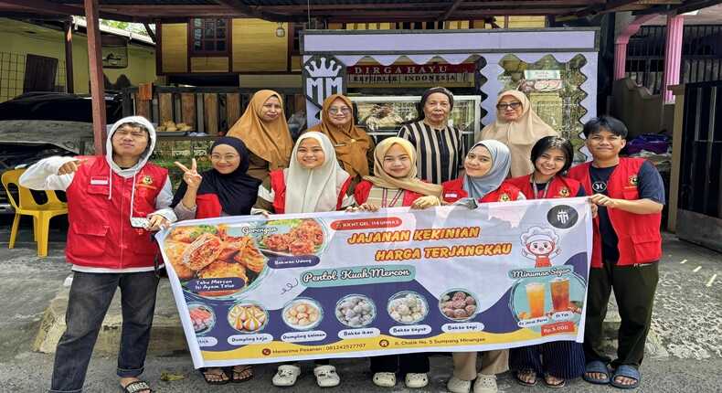 Mahasiswa KKNT UNHAS Gelombang 114 berfoto bersama pelaku UMKM usai mendampingi pembuatan desain promosi produk kuliner di Kelurahan Sumpang Minangae, Parepare.