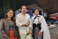 Artis LA MANAGEMENT, Imel Indahyani (kiri) Alex (tengah, pendiri LA Managament), Wila Octavyanty (kanan)
