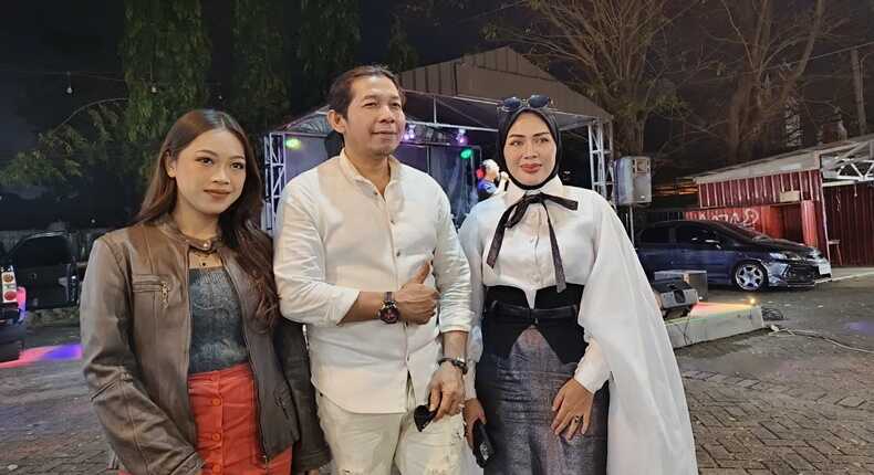 Artis LA MANAGEMENT, Imel Indahyani (kiri) Alex (tengah, pendiri LA Managament), Wila Octavyanty (kanan)