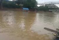 Sungai Sekadau di Desa Mungguk tampak keruh diduga tercemar limbah tambang emas ilegal (PETI).