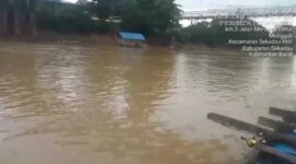 Sungai Sekadau di Desa Mungguk tampak keruh diduga tercemar limbah tambang emas ilegal (PETI).