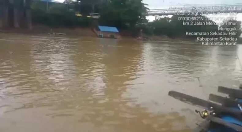 Sungai Sekadau di Desa Mungguk tampak keruh diduga tercemar limbah tambang emas ilegal (PETI).