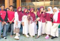 Siswa dan siswi Madrasah Aliyah Syekh Yusuf Gowa berpose bersama usai “berperang” dengan debu.
