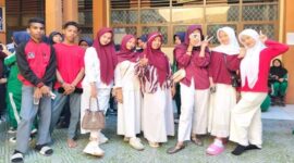 Siswa dan siswi Madrasah Aliyah Syekh Yusuf Gowa berpose bersama usai “berperang” dengan debu.