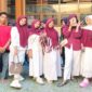 Siswa dan siswi Madrasah Aliyah Syekh Yusuf Gowa berpose bersama usai “berperang” dengan debu.