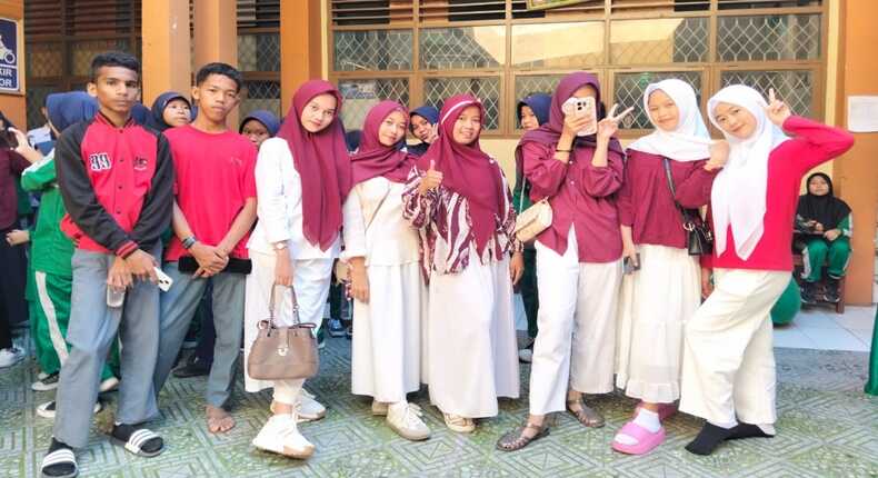 Siswa dan siswi Madrasah Aliyah Syekh Yusuf Gowa berpose bersama usai “berperang” dengan debu.
