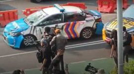 Mobil polisi dirusak massa di depan Markas Polda Metro Jaya (Tangkapan layar video)
