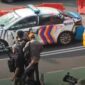Mobil polisi dirusak massa di depan Markas Polda Metro Jaya (Tangkapan layar video)