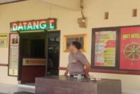 Oknum polisi Polsek Manggala yang diduga membentak seorang guru SDN Borong Makassar saat mengurus surat keterangan hilang (Foto dokumentasi EB)