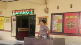 Oknum polisi Polsek Manggala yang diduga membentak seorang guru SDN Borong Makassar saat mengurus surat keterangan hilang (Foto dokumentasi EB)