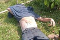 Jasad Adityawarman, Pemred Okeyboz.com, ditemukan di area kebun dengan luka sayatan di tubuh. (Ist)