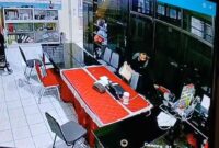 Tangkapan layar CCTV memperlihatkan pelaku saat masuk ke ruang guru SD Negeri Borong, Kecamatan Manggala, Makassar.