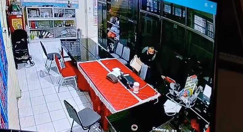 Tangkapan layar CCTV memperlihatkan pelaku saat masuk ke ruang guru SD Negeri Borong, Kecamatan Manggala, Makassar.