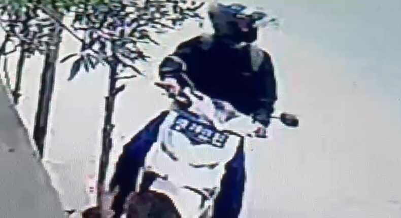 Rekaman CCTV menunjukkan pelaku kabur menggunakan motor matic berwarna putih setelah melakukan pencurian di SD Negeri Borong.