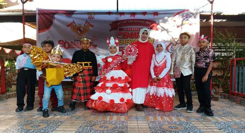Siswa dan siswi SDN Borong Makassar berfoto bersama dengan guru