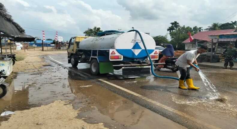 Mobil penyiram jalan PGE dikerahkan usai warga terjatuh