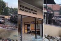 Foto kolase – Kondisi Polres Metro Jakarta Timur tampak hancur