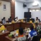 Komisi IV DPRD Kabupaten Gowa menggelar Rapat Dengar Pendapat (RDP) bersama tiga anak perusahaan PT Wings Group, yakni PT Kia, PT Kis, dan PT SMS, pada Rabu (13/8/2025) di ruang rapat DPRD Gowa.