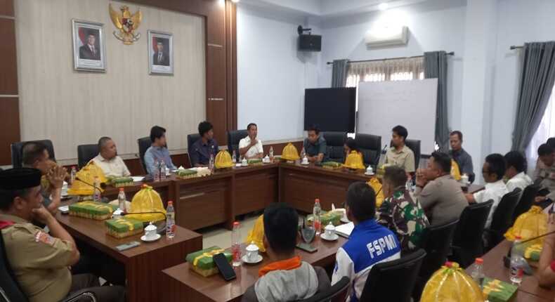 Komisi IV DPRD Kabupaten Gowa menggelar Rapat Dengar Pendapat (RDP) bersama tiga anak perusahaan PT Wings Group, yakni PT Kia, PT Kis, dan PT SMS, pada Rabu (13/8/2025) di ruang rapat DPRD Gowa.