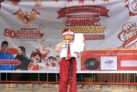 Siswa SD Negeri Borong Makassar membaca puisi dengan menggunakan ikat kepala totopong merah putih