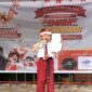Siswa SD Negeri Borong Makassar membaca puisi dengan menggunakan ikat kepala totopong merah putih