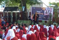 Kak Mangga saat membawakan dongeng edukasi stop bullying di SD Negeri Parinring Kota Makassar