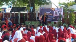 Kak Mangga saat membawakan dongeng edukasi stop bullying di SD Negeri Parinring Kota Makassar
