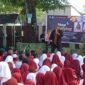 Kak Mangga saat membawakan dongeng edukasi stop bullying di SD Negeri Parinring Kota Makassar