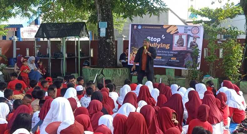 Kak Mangga saat membawakan dongeng edukasi stop bullying di SD Negeri Parinring Kota Makassar
