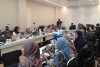 Para peserta dari berbagai sekolah dasar, termasuk SD Negeri Parinring, tengah mengikuti Bimtek Pembuatan Video Inovasi 2025 di Ruang Rapat Sekda, Kantor Balaikota Makassar