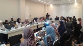 Para peserta dari berbagai sekolah dasar, termasuk SD Negeri Parinring, tengah mengikuti Bimtek Pembuatan Video Inovasi 2025 di Ruang Rapat Sekda, Kantor Balaikota Makassar