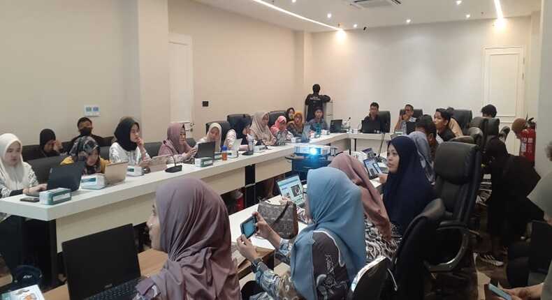 Para peserta dari berbagai sekolah dasar, termasuk SD Negeri Parinring, tengah mengikuti Bimtek Pembuatan Video Inovasi 2025 di Ruang Rapat Sekda, Kantor Balaikota Makassar