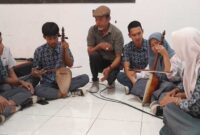 Pelajar SMK Negeri 2 Gowa memainkan kesok-kesok di Workhsop Sinrilik