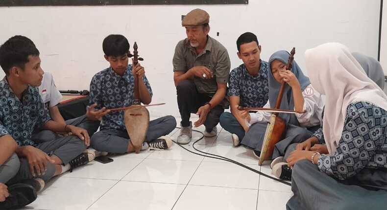 Pelajar SMK Negeri 2 Gowa memainkan kesok-kesok di Workhsop Sinrilik