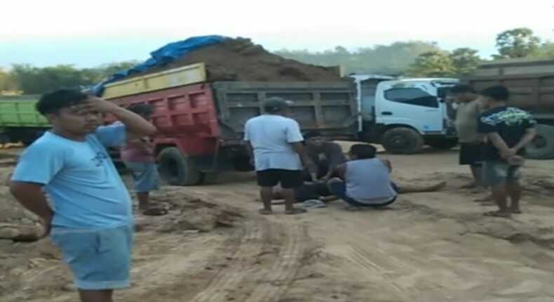 Warga tewas di tambang galian C Desa Patontongan usai terjatuh dari atas truk saat menutup terpal muatan.