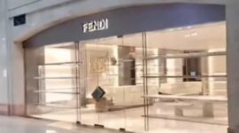 Salah satu gerai branded di Plaza Senayan mulai mengosongkan stok barang
