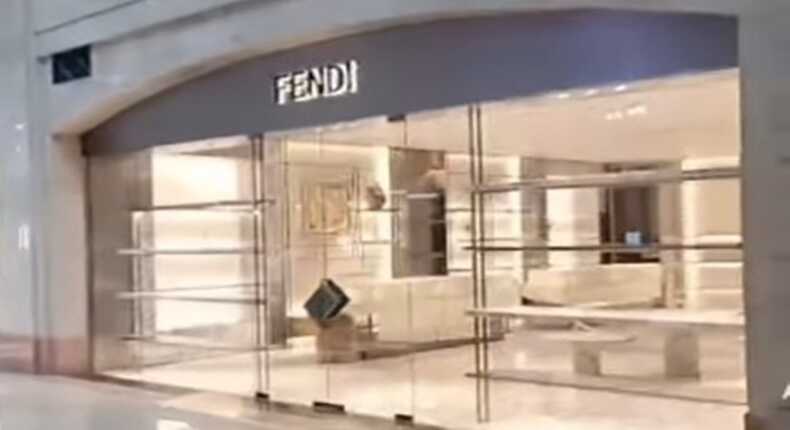 Salah satu gerai branded di Plaza Senayan mulai mengosongkan stok barang