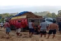 Suasana usai insiden maut di tambang galian C, korban tergeletak di depan truk bermuatan.